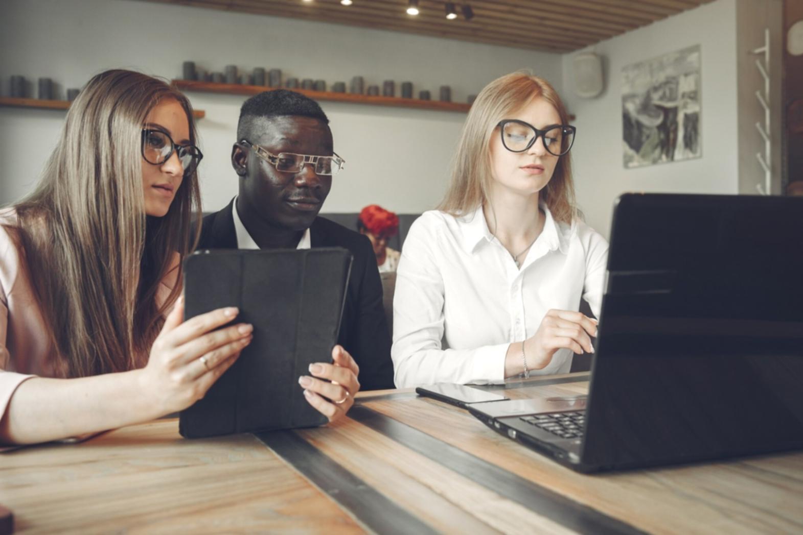 Finanzanalyse Dashboard mit Echtzeitdaten und Markttrends
